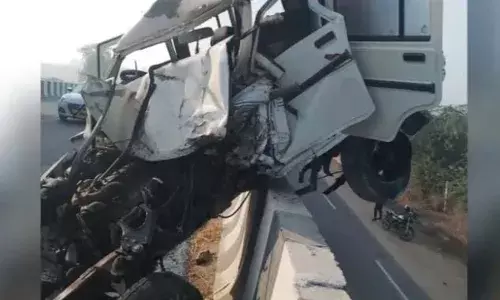 ट्रेलर से टकराने के बाद दीवार पर अटकी SUV, पुल से​ नीचे गिरा ड्राइवर; दर्दनाक मौत