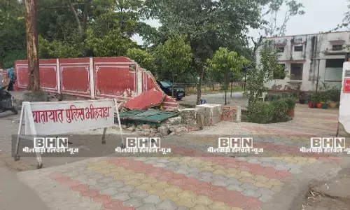 ट्रैक्टर ने तोड़ी न्यायाधीश के मकान की दीवार, एक घायल ट्रैक्टर ने तोड़ी न्यायाधीश के मकान की दीवार, एक घायल