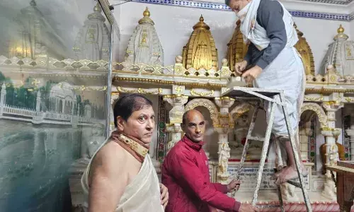 हाथीपोल जैन धर्मशाला में वासुपुज्य जैन मंदिर शिखर पर ध्वजा चढ़ाई