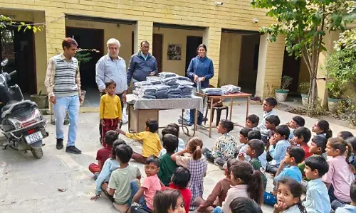 उदलियास विद्यालय में भामाशाह द्वारा स्वेटर वितरित