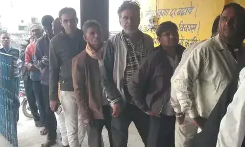 आसींद क्रय-विक्रय सहकारी समिति में यूरिया खाद वितरण के लिए उमड़ी क‍िसानों की भीड़