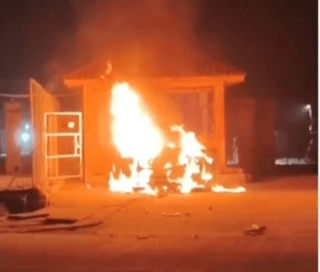 सीहोर के वीआईटी कॉलेज में बवाल: घटिया खाना और दूषित पानी से भड़के छात्र, रातभर हंगामा—बस-कारों में आगजनी, भारी नुकसान