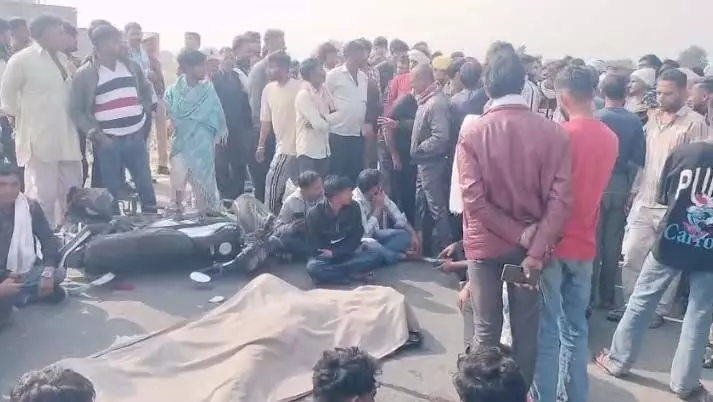 बजरी से भरे ट्रैक्टर की चपेट में आई शिक्षिका, मौके पर हुई मौत