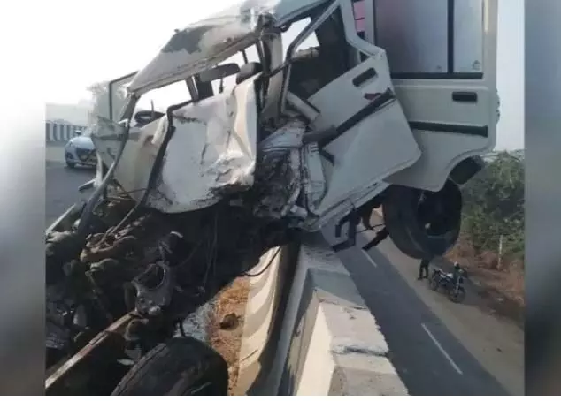 ट्रेलर से टकराने के बाद दीवार पर अटकी SUV, पुल से​ नीचे गिरा ड्राइवर; दर्दनाक मौत