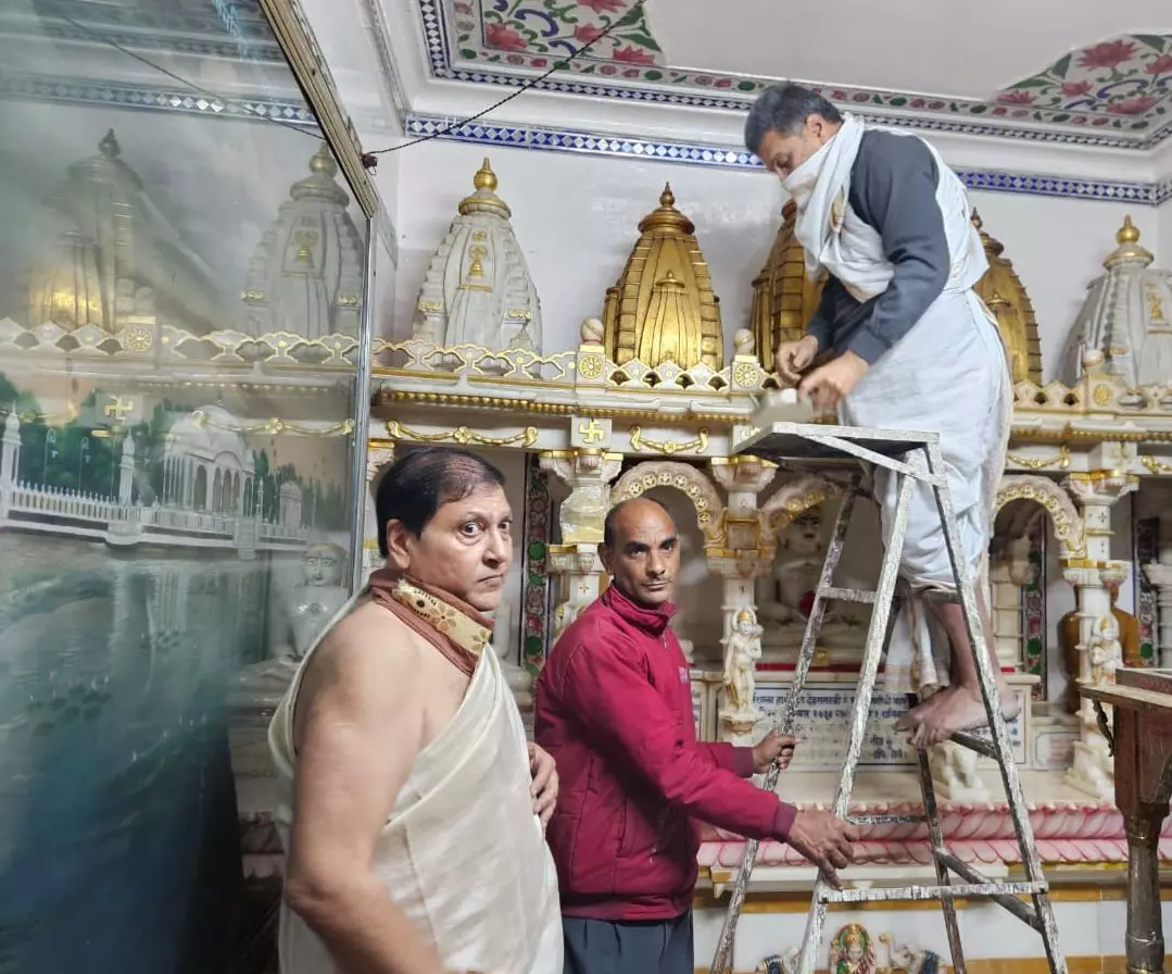 हाथीपोल जैन धर्मशाला में वासुपुज्य जैन मंदिर शिखर पर ध्वजा चढ़ाई