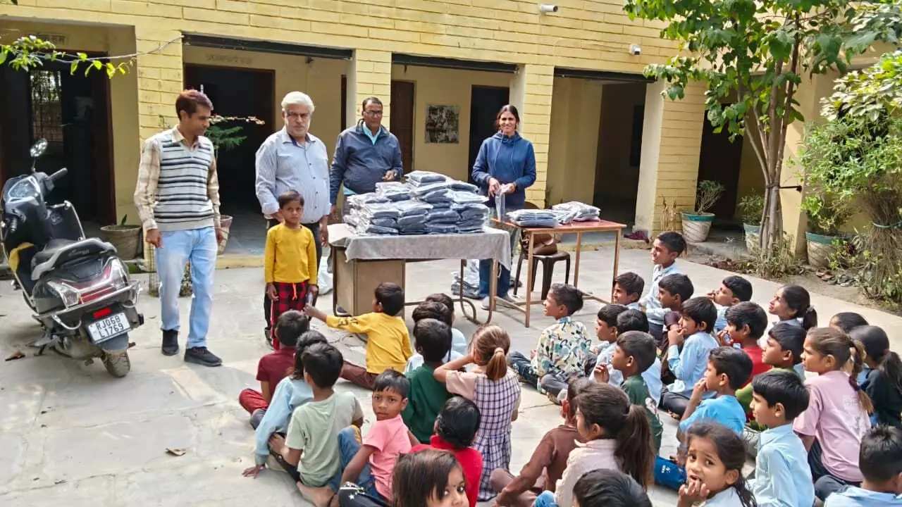 उदलियास विद्यालय में भामाशाह द्वारा स्वेटर वितरित