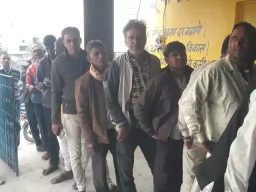 आसींद क्रय-विक्रय सहकारी समिति में यूरिया खाद वितरण के लिए उमड़ी क‍िसानों की भीड़