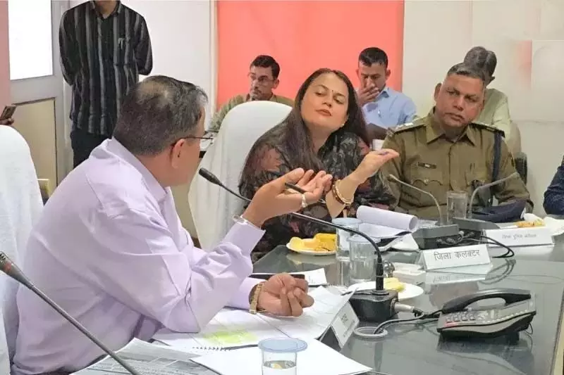 सांसद बेनीवाल ने अफसरों को फटकारा, बोले- बैठक में क्या समोसा खाने आते हो, कलेक्टर टीना डाबी से पूछा ये सवाल