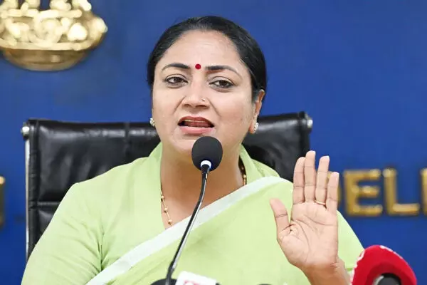 झुग्गी में रह रहे हर परिवार को मिलेगा पक्का मकान, सीएम रेखा गुप्ता की बड़ी घोषणा