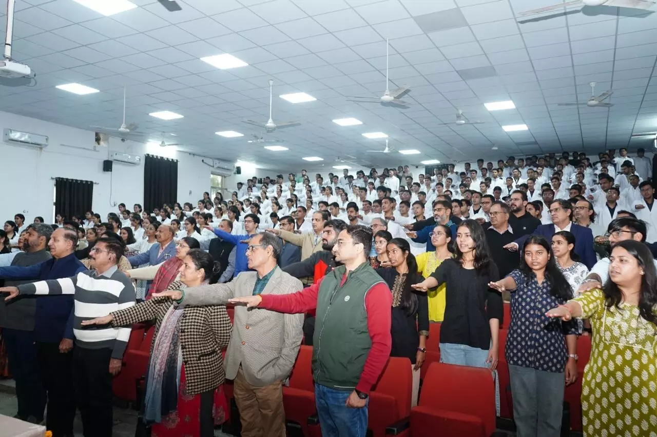 चिकित्सक रोगियों व परिजनों के प्रति विनम्रता का व्यवहार रखें - केबिनेट मंत्री  खराड़ी