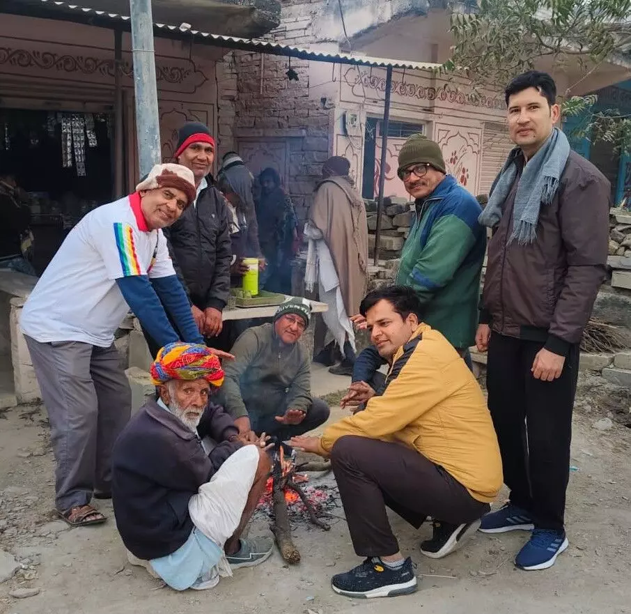 निम्बाहेड़ा में गुलाबी सर्दी तेज, अलाव के सहारे गर्माहट तलाशते ग्रामीण