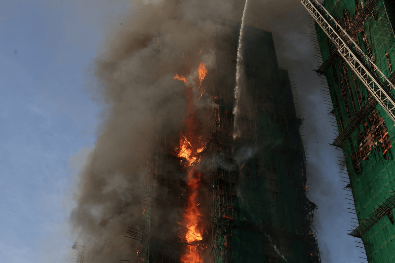 हांगकांग के अपार्टमेंट कॉम्प्लेक्स में भीषण आग, 36 की मौत; 4,800 लोगों वाला परिसर खौफ़ में डूबा हांगकांग के अपार्टमेंट कॉम्प्लेक्स में भीषण आग, 36 की मौत; 4,800 लोगों वाला परिसर खौफ़ में डूबा