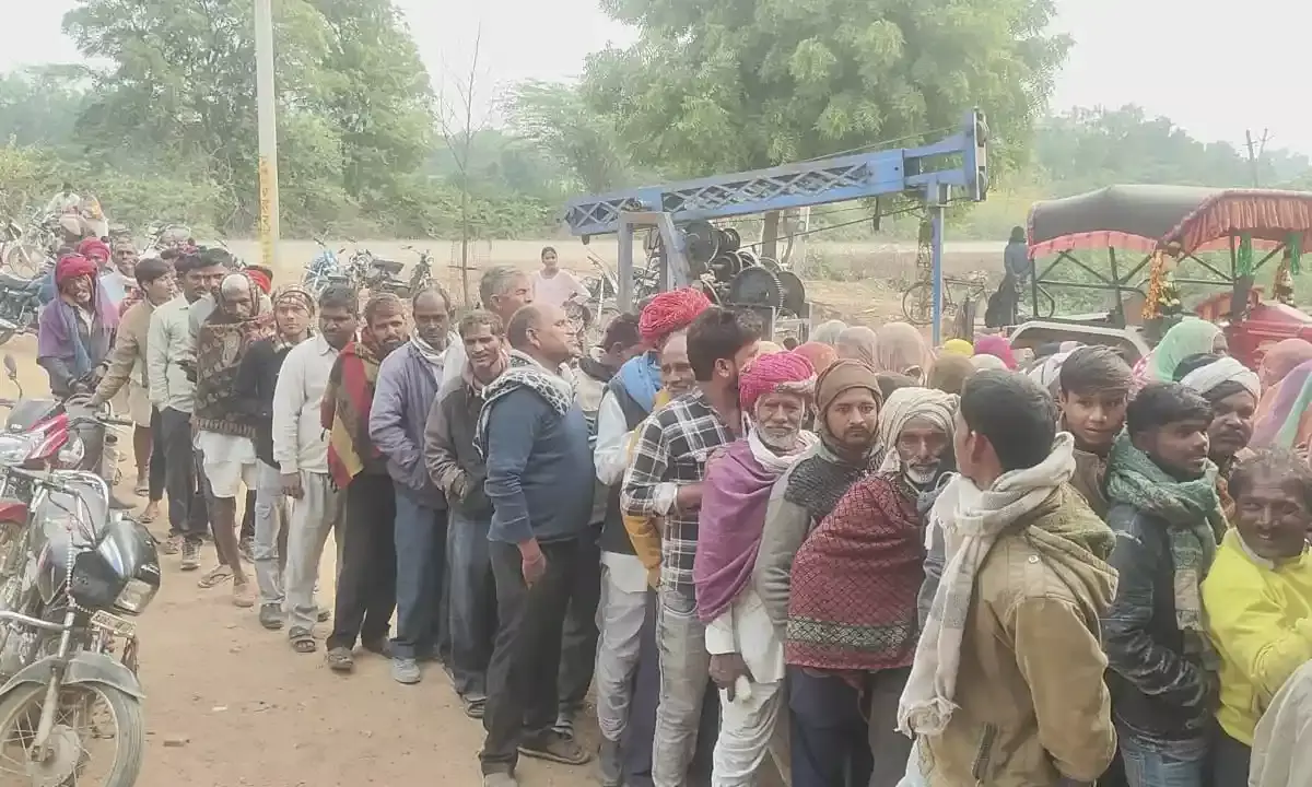 यूरिया खाद के लिए किसानों की भागम भाग