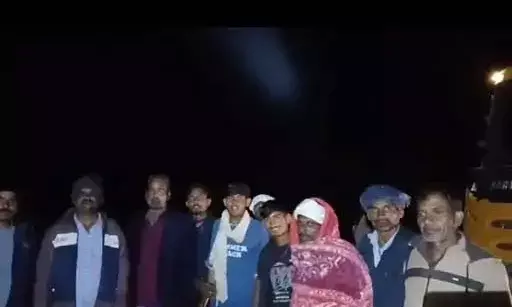 ऊखलिया ग्राम पंचायत में चारागाह भूमि से मिट्टी चोरी, ग्रामीणों ने पकड़ी मशीनें ऊखलिया ग्राम पंचायत में चारागाह भूमि से मिट्टी चोरी, ग्रामीणों ने पकड़ी मशीनें