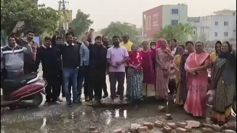 खस्ताहाल सड़कों को लेकर क्षेत्रवासियों का प्रदर्शन, एक घंटे तक जाम