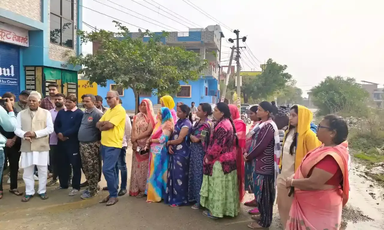 चित्तौड़गढ़ में महिलाओं ने जन समस्याओं पर लगाया जाम, पूर्व राज्यमंत्री जाडावत पहुंचे मौके पर चित्तौड़गढ़ में महिलाओं ने जन समस्याओं पर लगाया जाम, पूर्व राज्यमंत्री जाडावत पहुंचे मौके पर