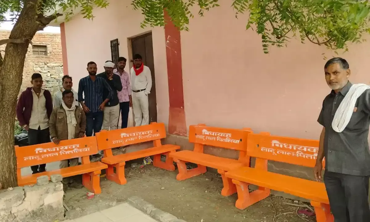 जिला अस्पताल की मोर्चरी के बाहर विधायक पितलिया ने लगाई कुर्सियां जिला अस्पताल की मोर्चरी के बाहर विधायक पितलिया ने लगाई कुर्सियां