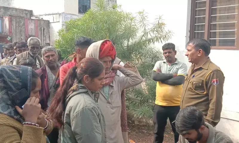 मांडलगढ़ दो बैग खाद के लिए घंटों इंतजार पुलिस की निगरानी में बंटा