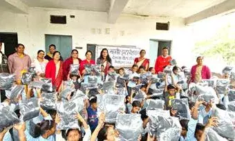 विद्यार्थियों के लिए स्वेटर वितरण कार्यक्रम आयोजित