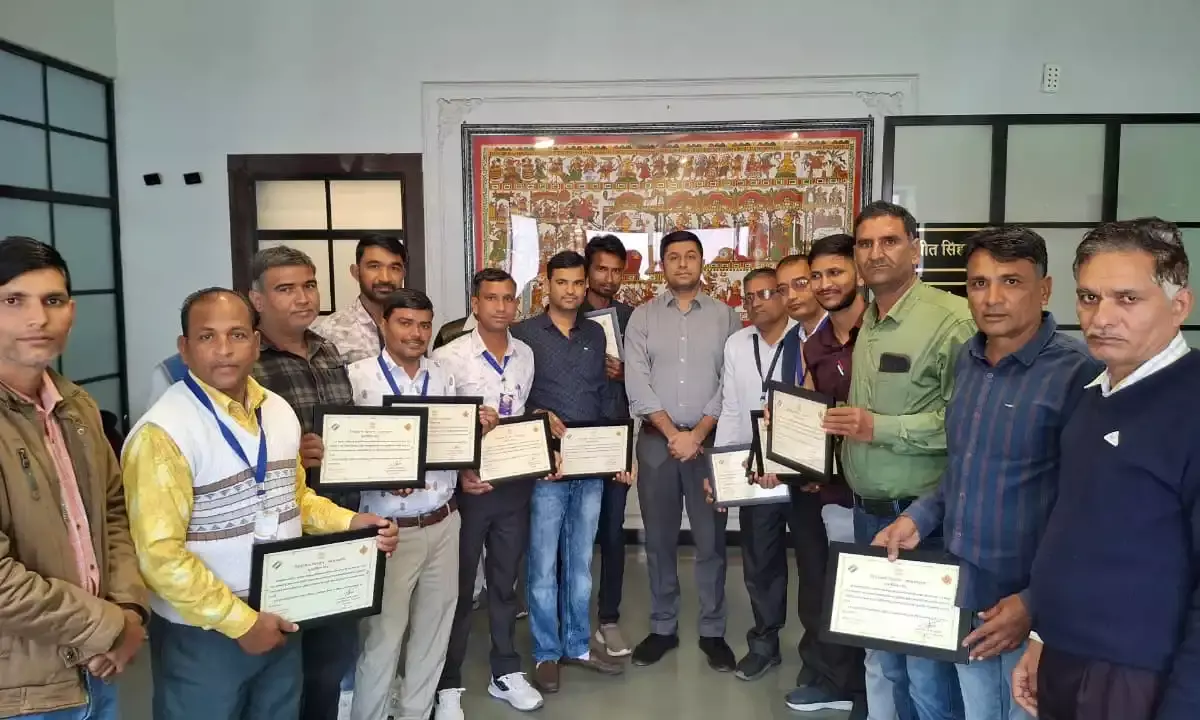 उत्कृष्ट प्रदर्शन पर मुख्य निर्वाचन अधिकारी ने किया 3 ईआरओ व 12 बीएलओ को सम्मानित उत्कृष्ट प्रदर्शन पर मुख्य निर्वाचन अधिकारी ने किया 3 ईआरओ व 12 बीएलओ को सम्मानित