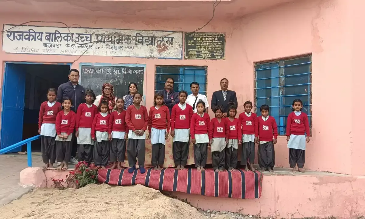 ऊनी स्वेटर पाकर खिले बच्चों के चेहरे