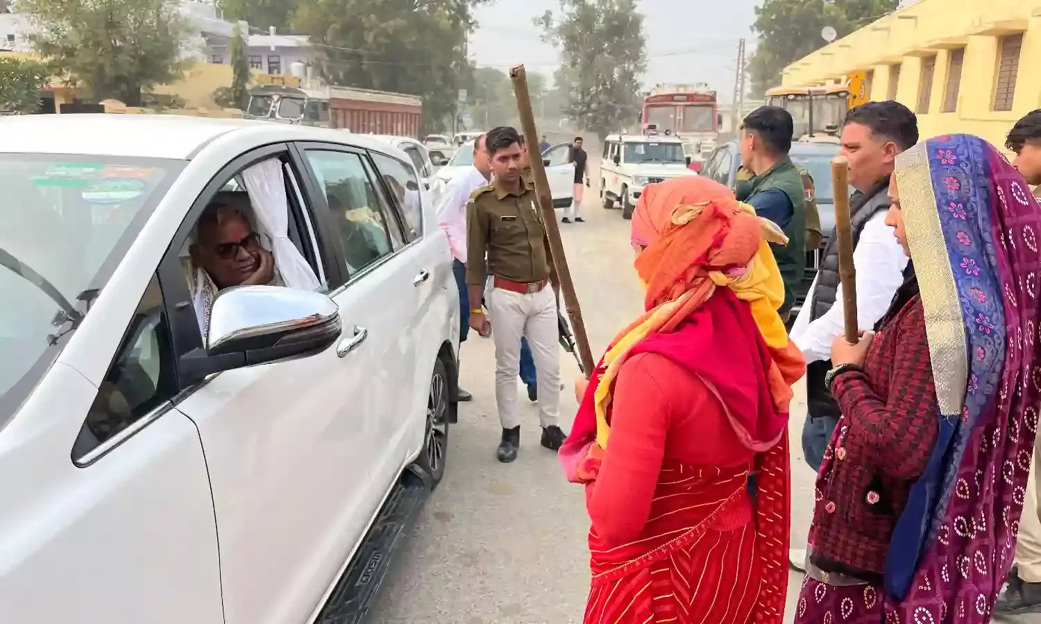 मंत्री मदन दिलावर का भावा ग्राम दौरा, सफाई सुधार के लिए दो दिन का अल्टीमेटम