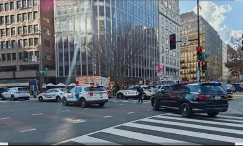 तीन घायल, ट्रंप ने कहा—यह आतंकवाद का कृत्य,