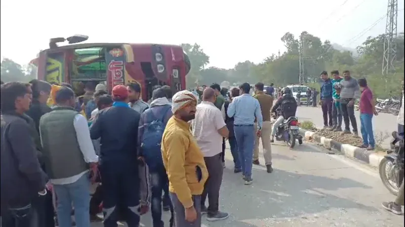 सवारियों से भरी बस अनियंत्रित होकर पलटी, 16 घायल, पांच को गंभीर हालत में किया रैफर सवारियों से भरी बस अनियंत्रित होकर पलटी, 16 घायल, पांच को गंभीर हालत में किया रैफर