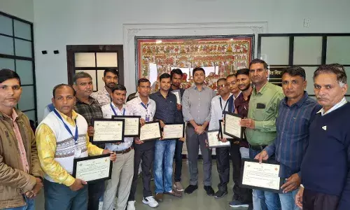 उत्कृष्ट प्रदर्शन पर मुख्य निर्वाचन अधिकारी ने किया 3 ईआरओ व 12 बीएलओ को सम्मानित