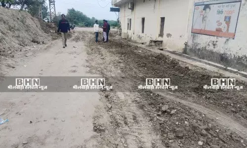 सुवाणा में शमशान वाले रास्ते में सड़क को आधा अधूरा बनाने का प्यास , ग्रामीणों में रोष सुवाणा में शमशान वाले रास्ते में सड़क को आधा अधूरा बनाने का प्यास , ग्रामीणों में रोष