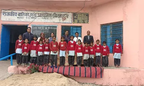 ऊनी स्वेटर पाकर खिले बच्चों के चेहरे