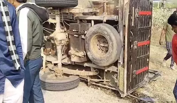 उदयपुरवाटी में मजदूरों से भरी पिकअप पलटी, हादसे में एक की मौत, करीब 12 से अधिक लोग घायल उदयपुरवाटी में मजदूरों से भरी पिकअप पलटी, हादसे में एक की मौत, करीब 12 से अधिक लोग घायल