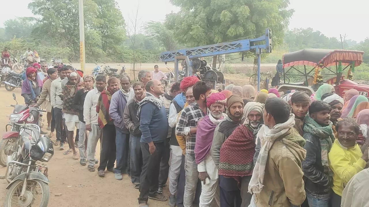 यूरिया खाद के लिए किसानों की भागम भाग