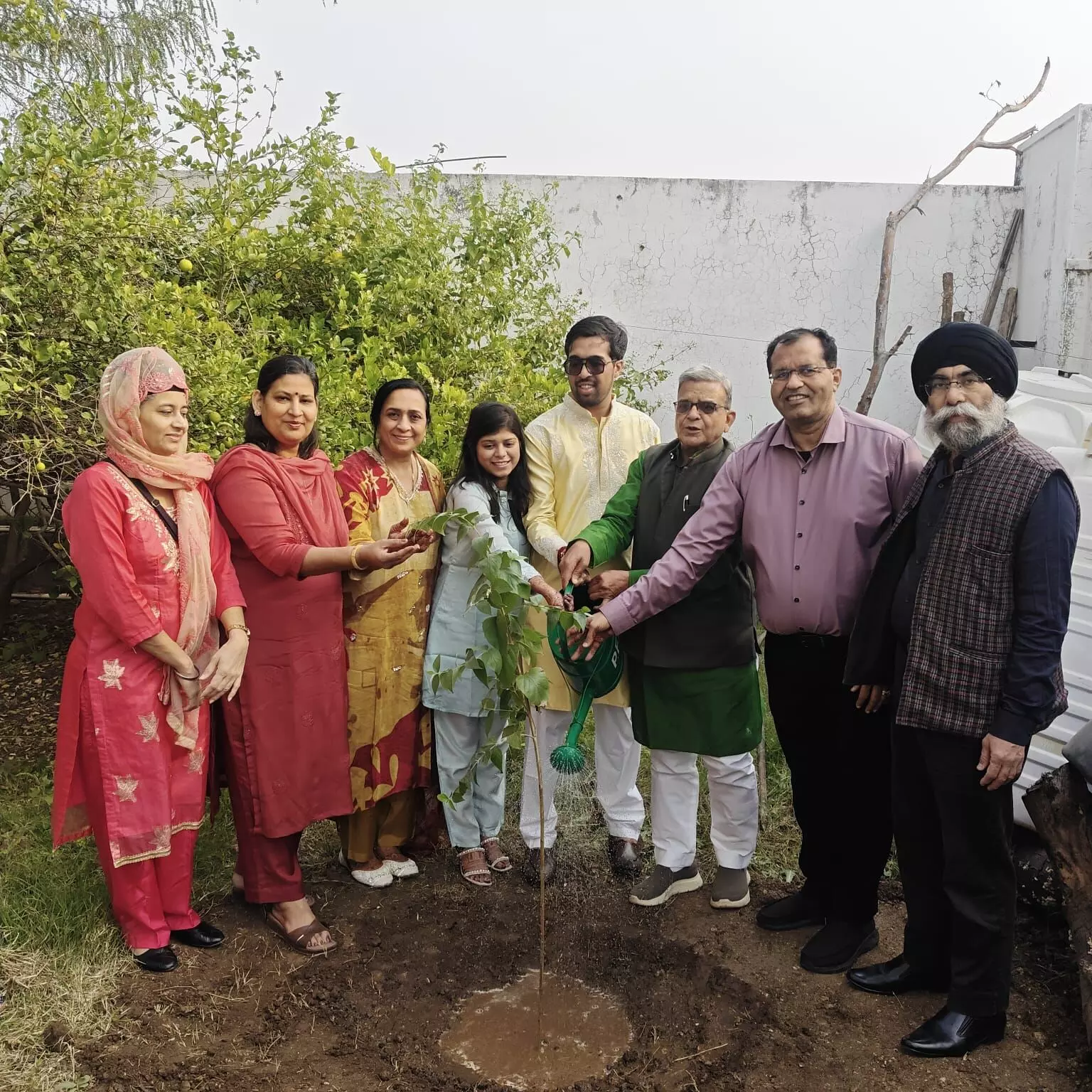 फेरों से पूर्व शशांक और प्रीति ने लगाया पारिजात का पौधा