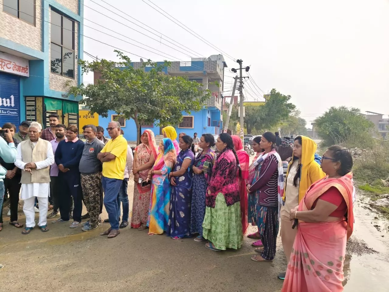 चित्तौड़गढ़ में महिलाओं ने जन समस्याओं पर लगाया जाम, पूर्व राज्यमंत्री जाडावत पहुंचे मौके पर