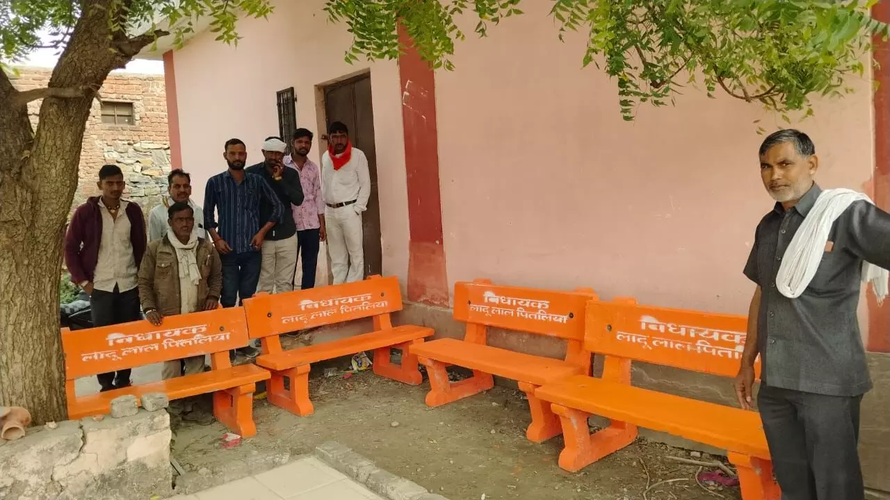 जिला अस्पताल की मोर्चरी के बाहर विधायक पितलिया ने लगाई कुर्सि‍यां