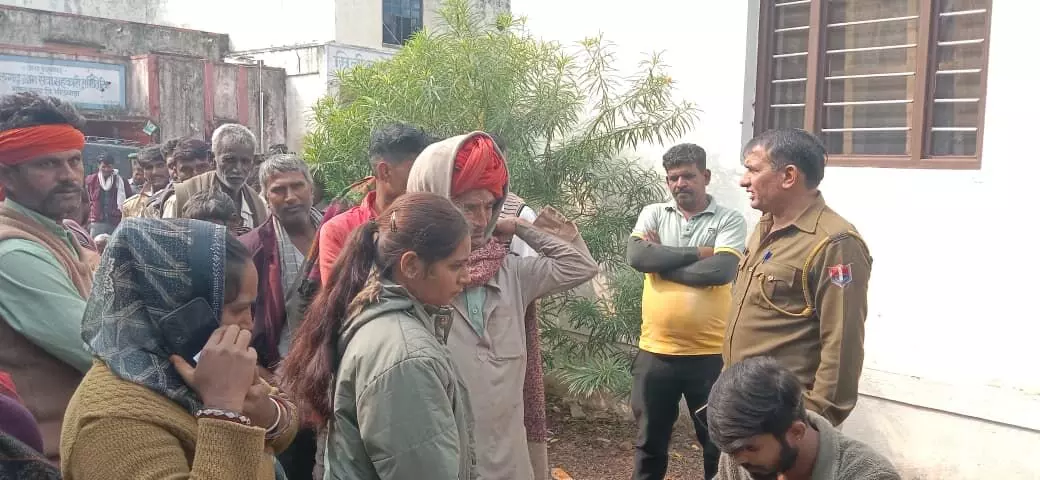 मांडलगढ़ दो बैग खाद के लिए घंटों इंतजार पुलिस की निगरानी में बंटा