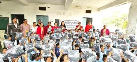 विद्यार्थियों के लिए स्वेटर वितरण कार्यक्रम आयोजित