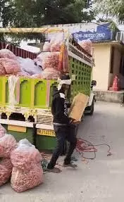 खेरवाड़ा पुलिस की बड़ी कार्रवाई, गाजर की आड़ में गुजरात ले जा रही अवैध शराब पकड़ी गई