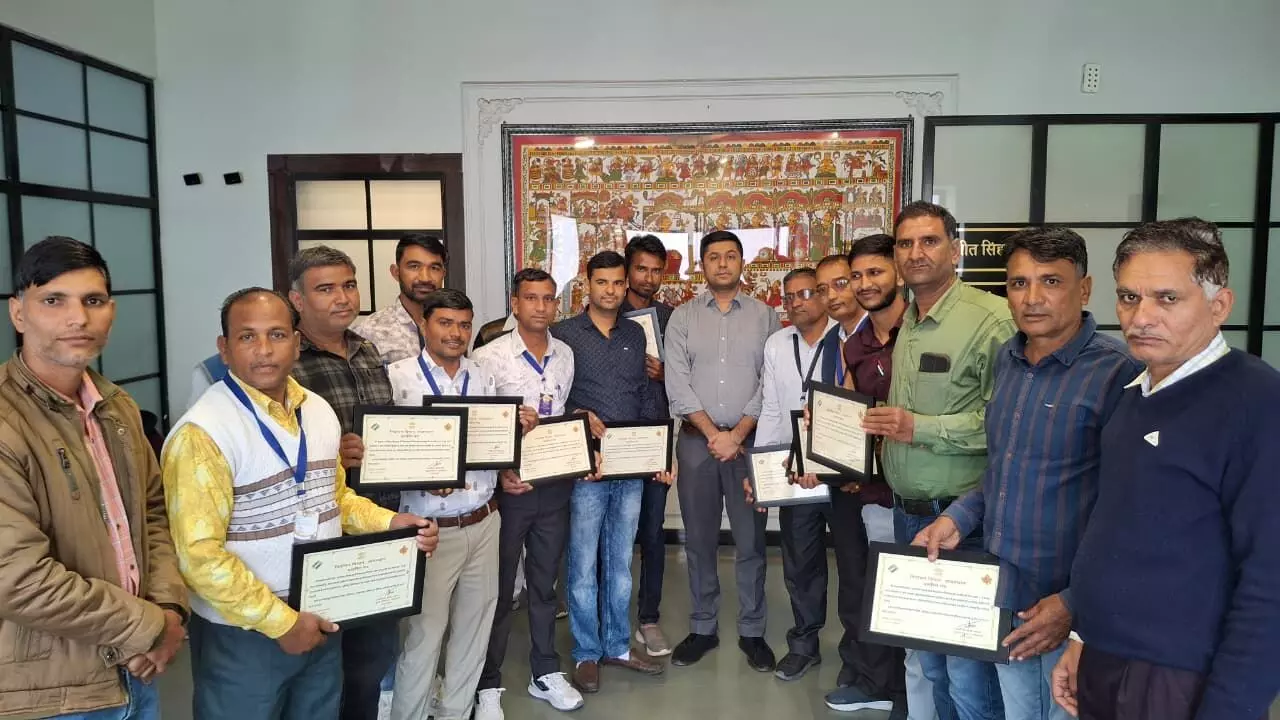 उत्कृष्ट प्रदर्शन पर मुख्य निर्वाचन अधिकारी ने किया 3 ईआरओ व 12 बीएलओ को सम्मानित