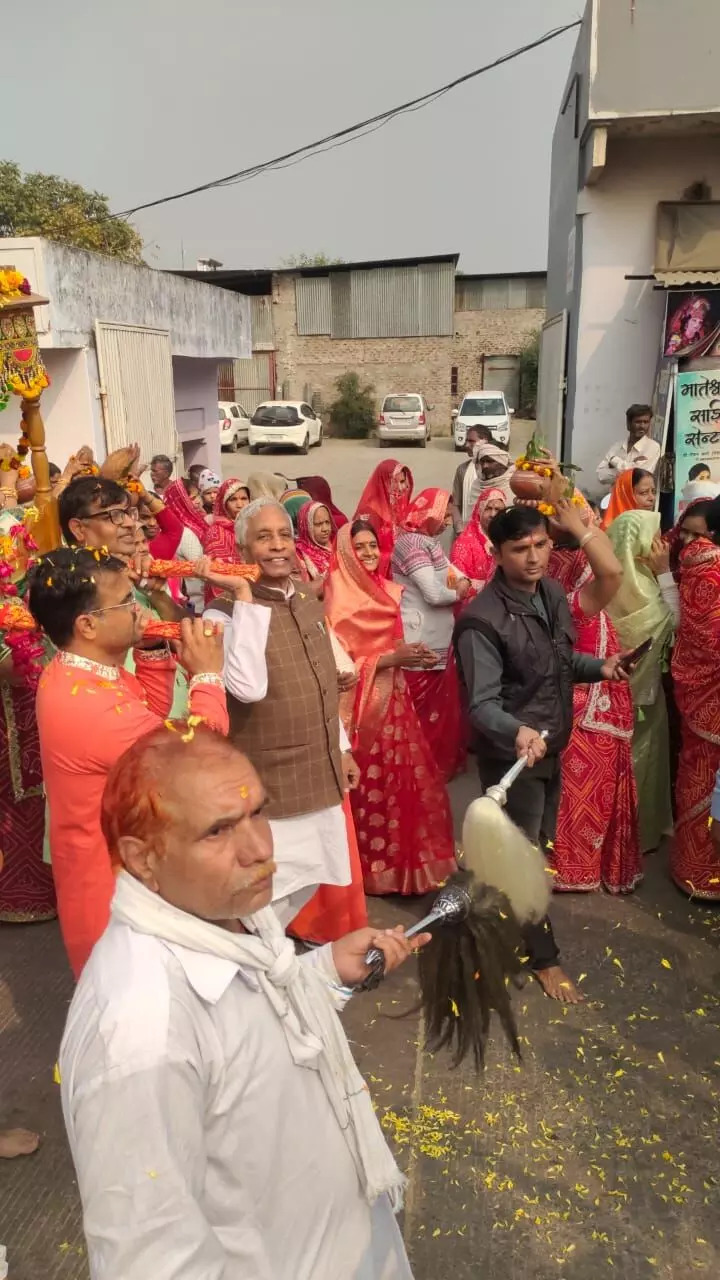 बीगोद में गोपाल जी मंदिर में प्राण प्रतिष्ठा और कलश स्थापना, निकाली शोभायात्रा