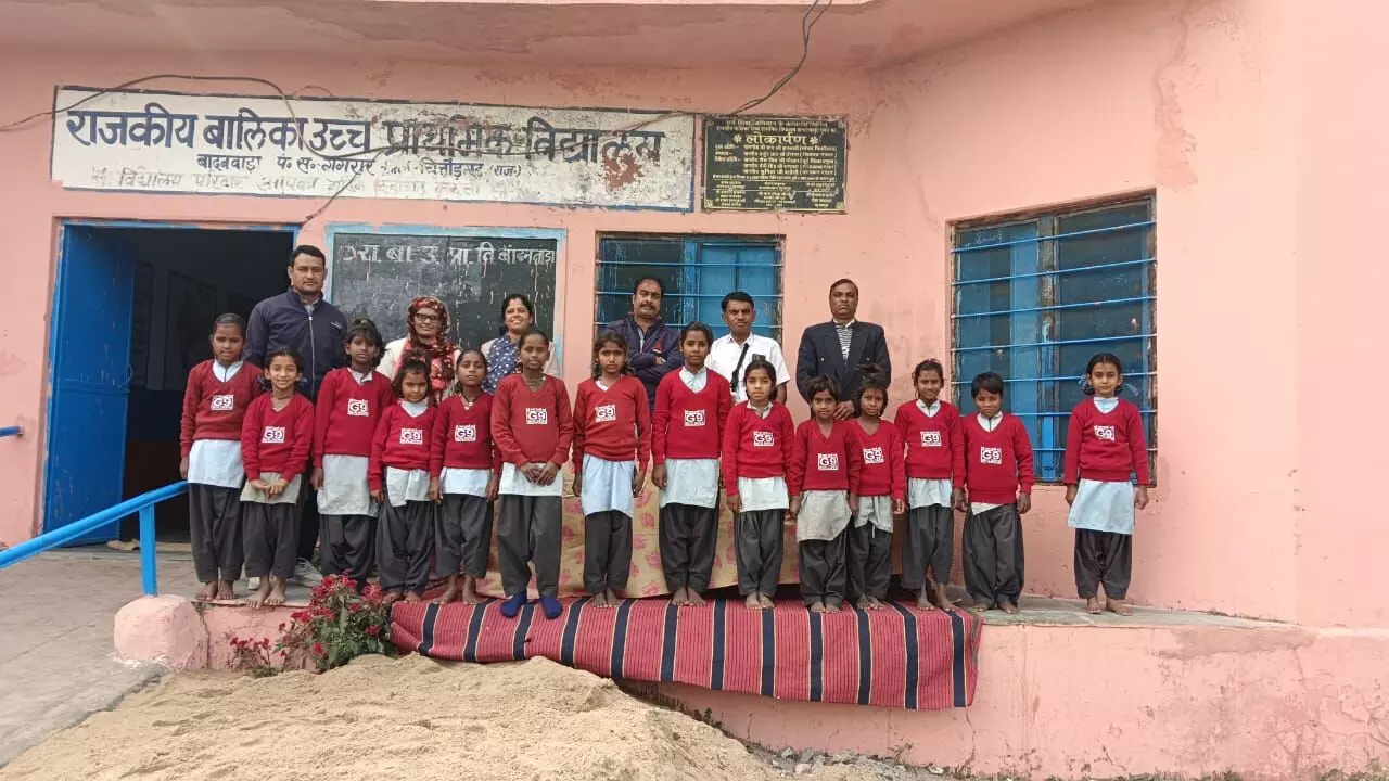 ऊनी स्वेटर पाकर खिले बच्चों के चेहरे