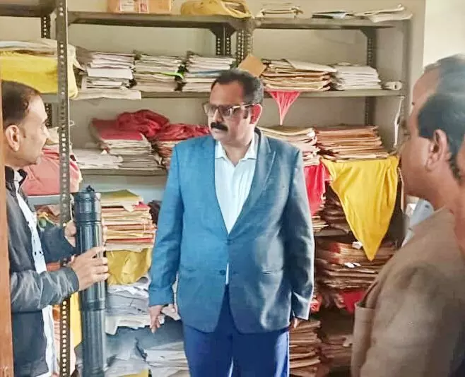 जिला कलक्टर ने किया देलवाड़ा तहसील कार्यालय का निरीक्षण