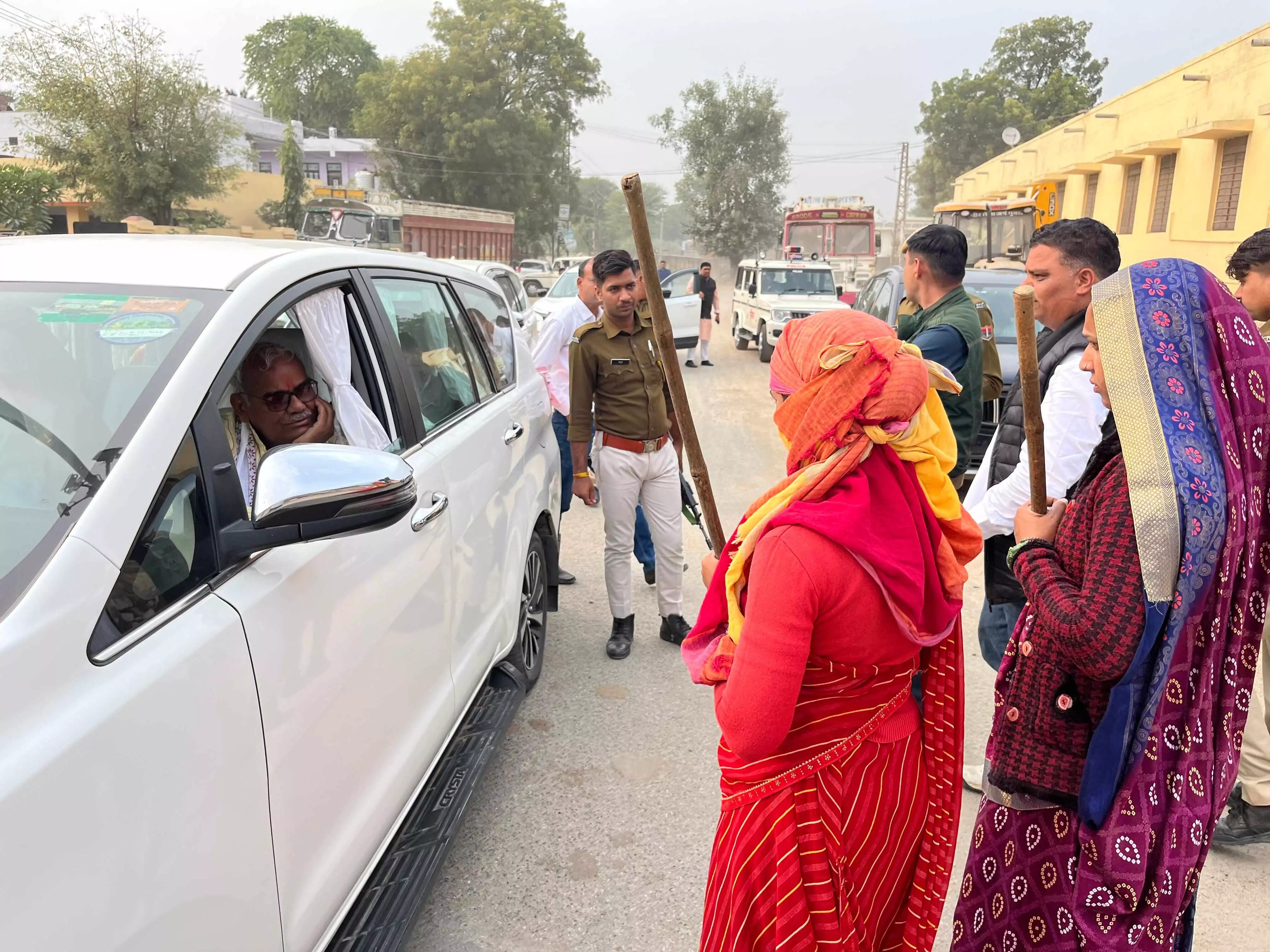 मंत्री मदन दिलावर का भावा ग्राम दौरा, सफाई सुधार के लिए दो दिन का अल्टीमेटम