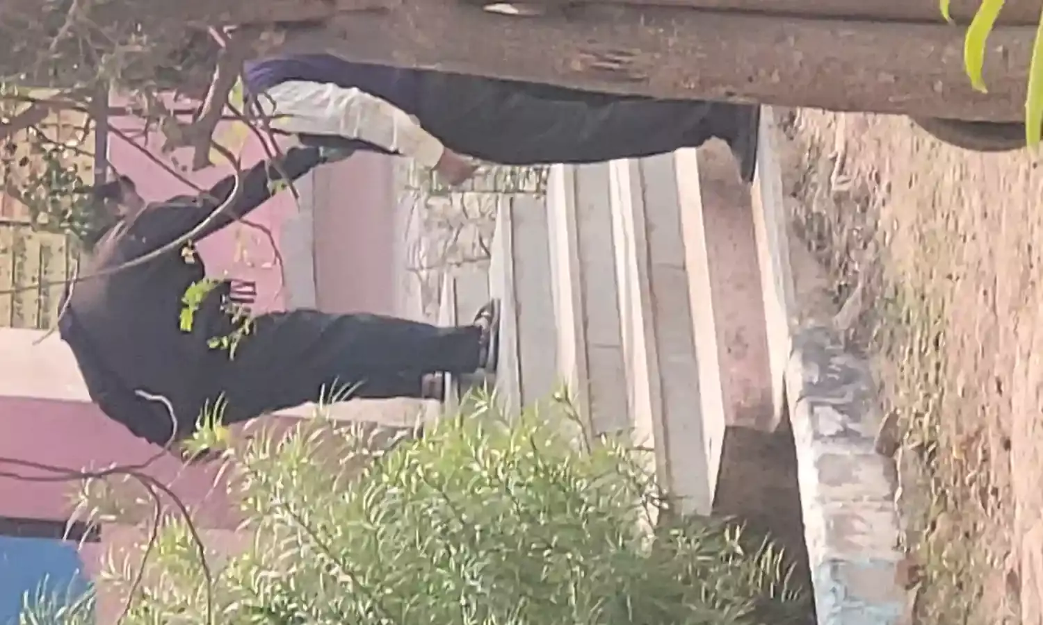 प्रधानाचार्य ने पेश की सादगी और समर्पण की मिसाल, स्वयं की विद्यालय परिसर में सफाई