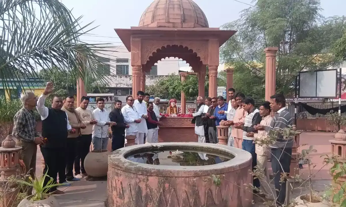 महात्मा ज्योतिबा फूले की 135वीं पुण्यतिथि पर माली समाज ने की पुष्पांजलि