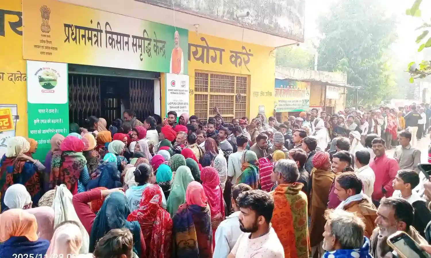 लाडपुरा में यूरिया खाद महंगे दामों पर बिकने से किसानों में नाराजगी