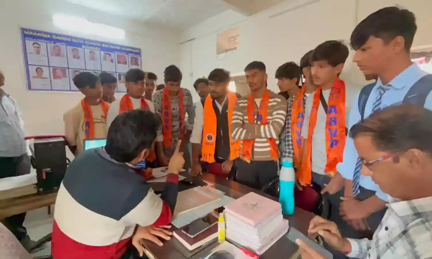 विद्यालय में छात्र उत्पीड़न के आरोप पर एबीवीपी का प्रदर्शन