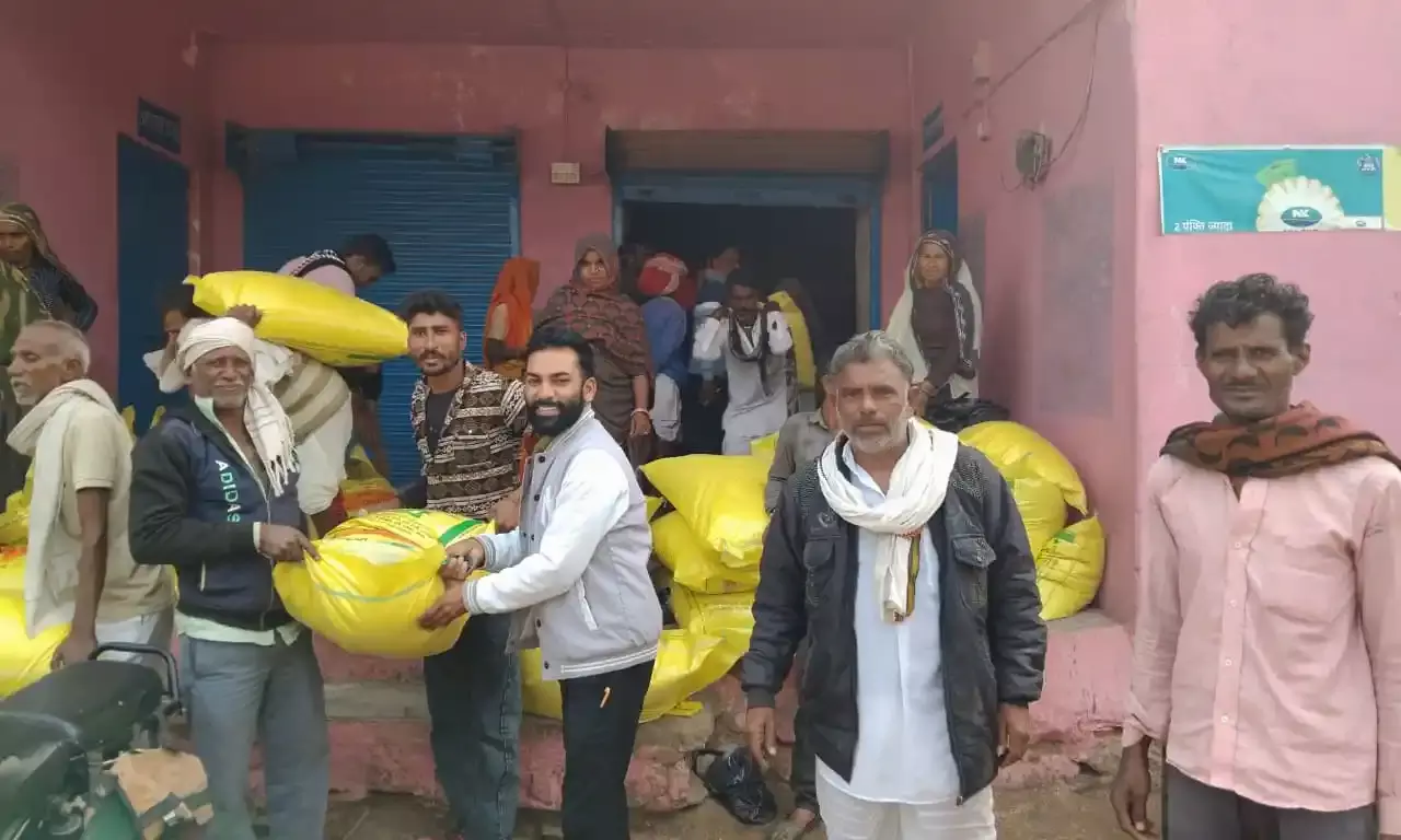 यूरिया की किल्लत के बीच शक्करगढ़ में किसानों की लंबी कतारें, कई निराश लौटे,राशन कार्ड से हुआ खाद वितरण