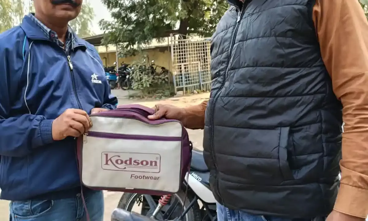 बस में भूला यात्री का बैग चालक ने लौटाया, ईमानदारी की मिसाल पेश